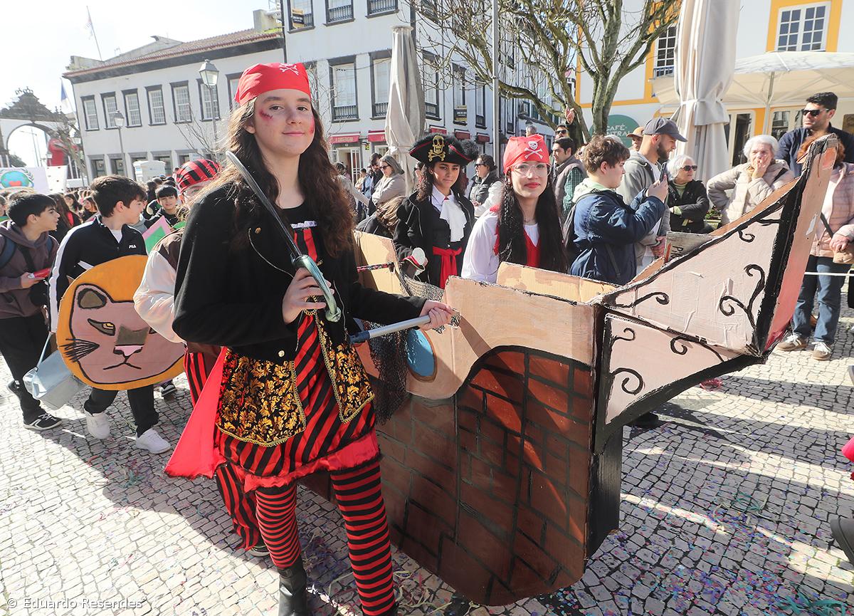 Corso de Carnaval espalha cor e alegria pela cidade de Ponta Delgada (com fotos) – Imagem 10