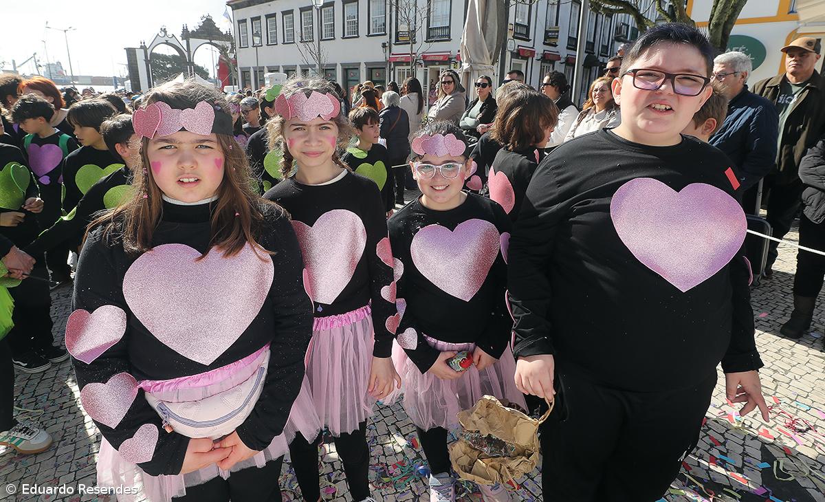 Corso de Carnaval espalha cor e alegria pela cidade de Ponta Delgada (com fotos) – Imagem 11