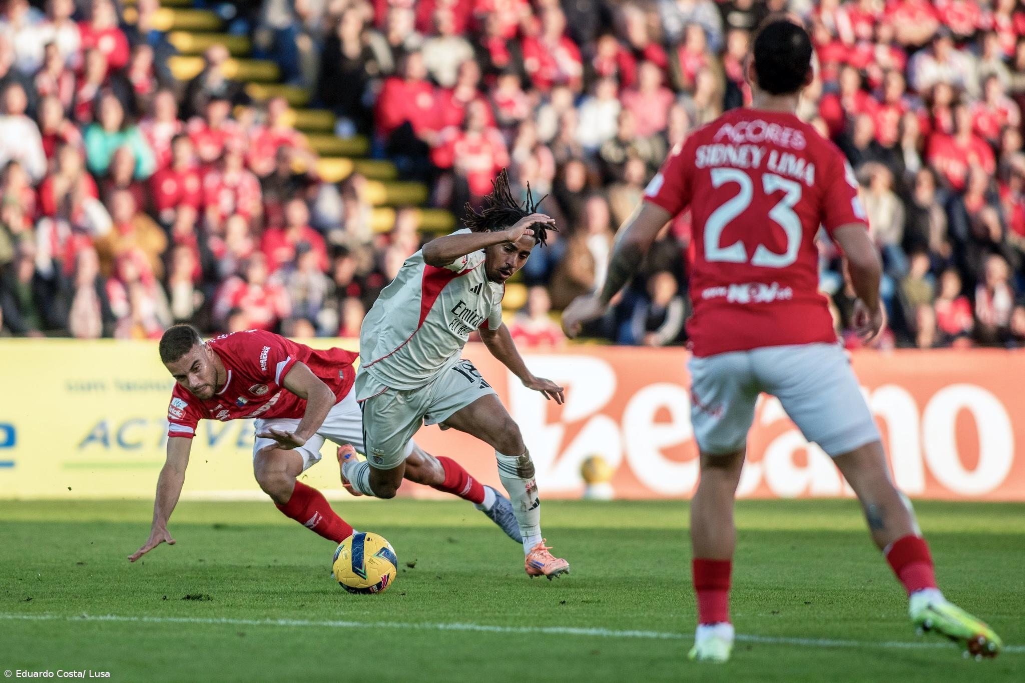 I Liga: Benfica vence nos Açores e pressiona FC Porto e Sporting – Imagem 1