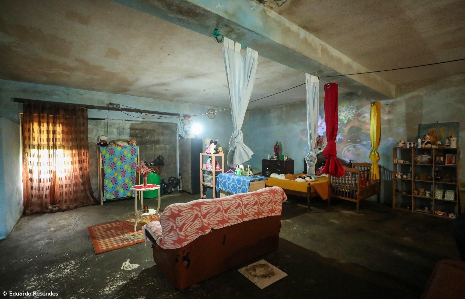 Há 12 anos a viver num barracão: Duas crianças crescem à espera de uma casa – Imagem 1