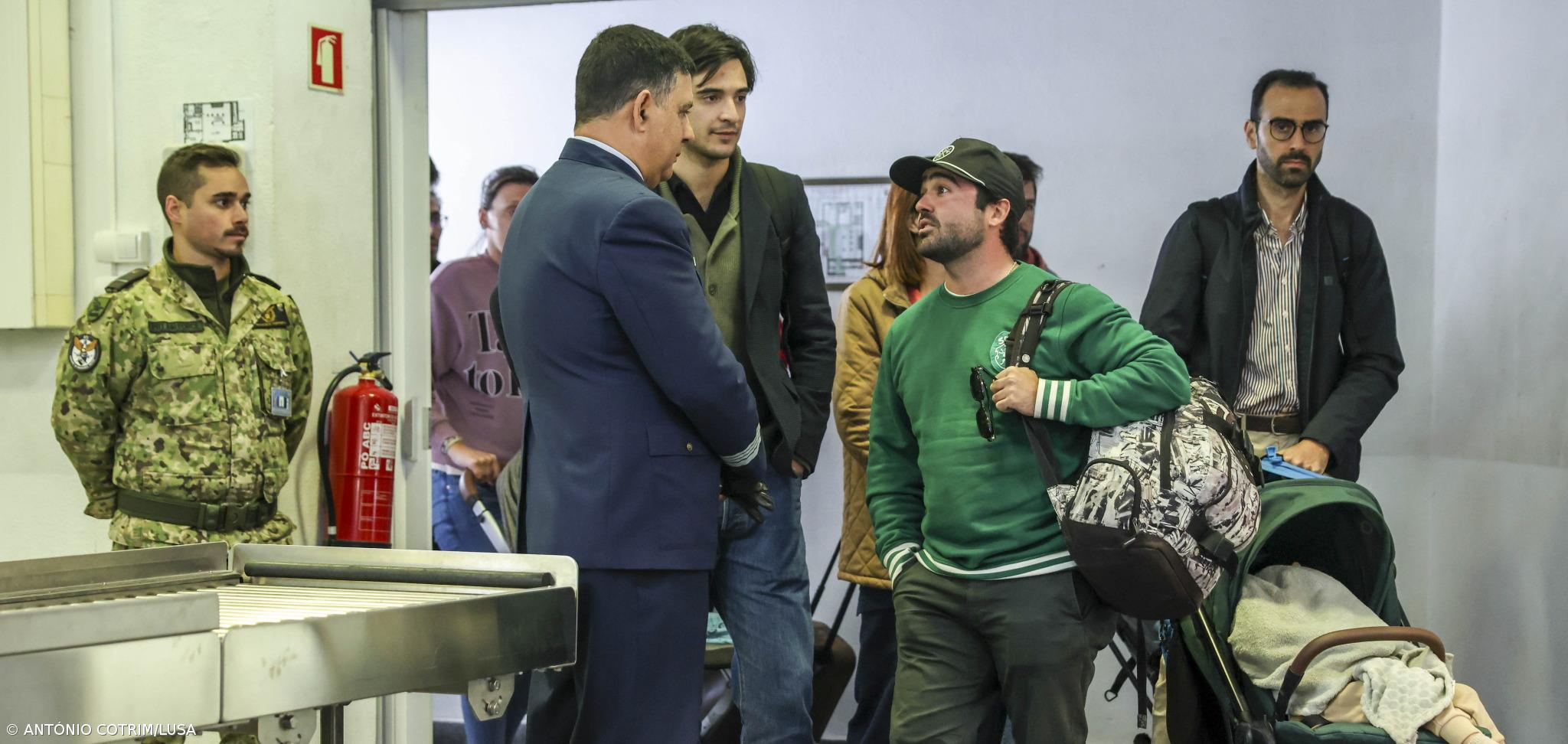 Avião com 147 cidadãos repatriados, a maioria portugueses, chegou a Lisboa – Imagem 1