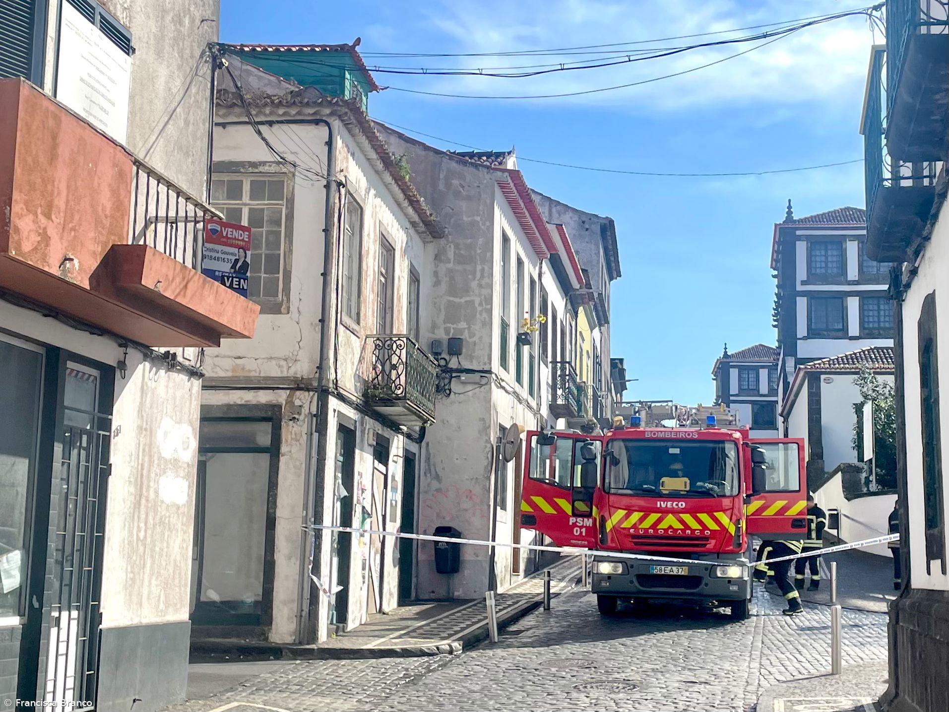Incêndio em habitação em Ponta Delgada deixa família desalojada – Imagem 1