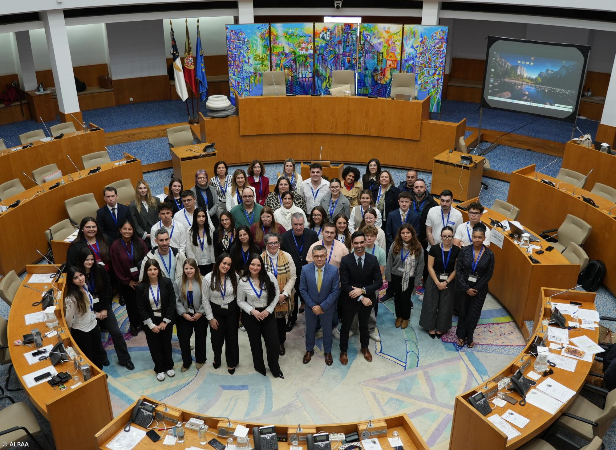 Presidente do parlamento dos Açores quer jovens envolvidos no processo europeu – Imagem 1