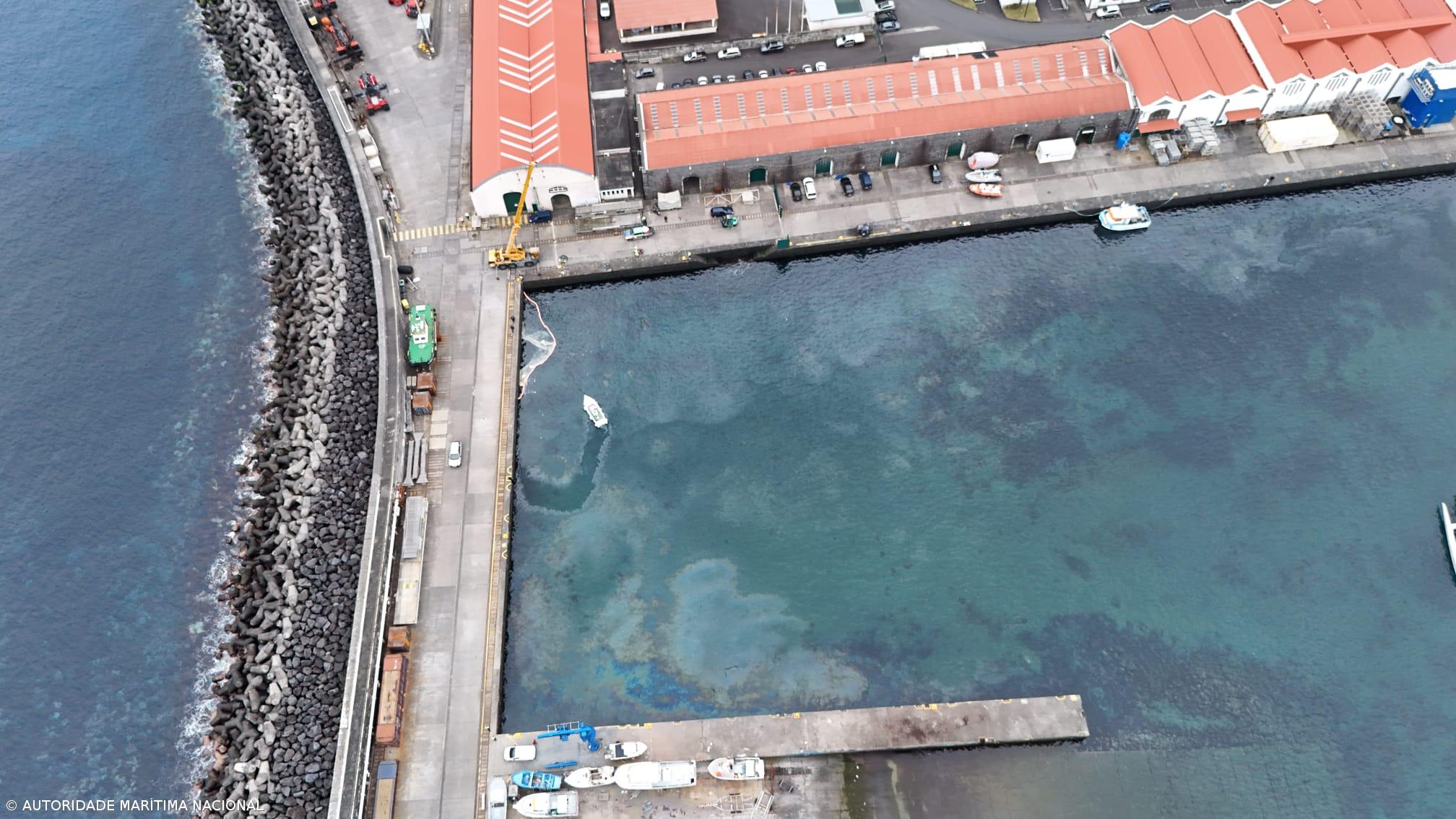 Mancha de poluição de origem desconhecida detetada no porto da Horta – Imagem 1