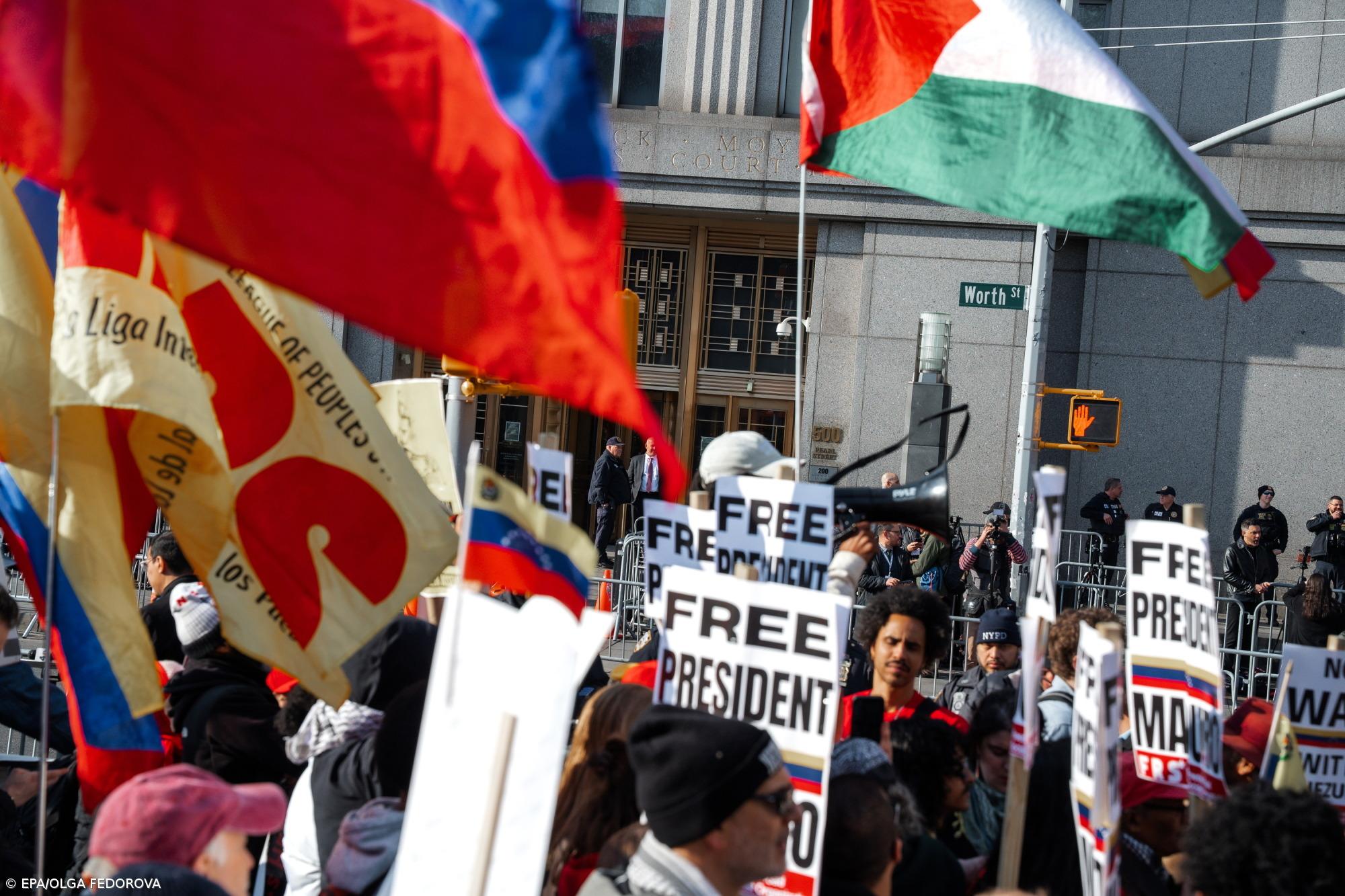 Dezenas de pessoas protestam em Nova Iorque contra e a favor da prisão de Maduro – Imagem 1