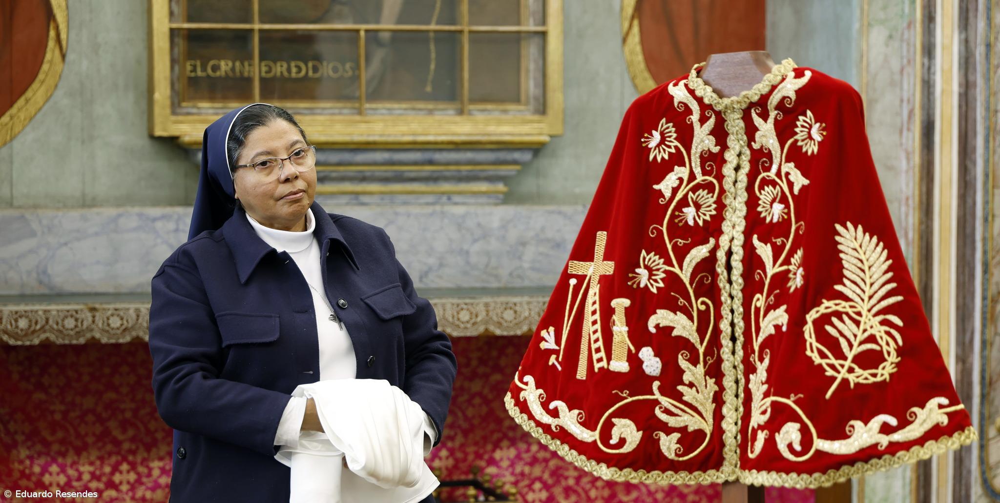 Capa deste ano foi oferecida por casal de emigrantes – Imagem 1