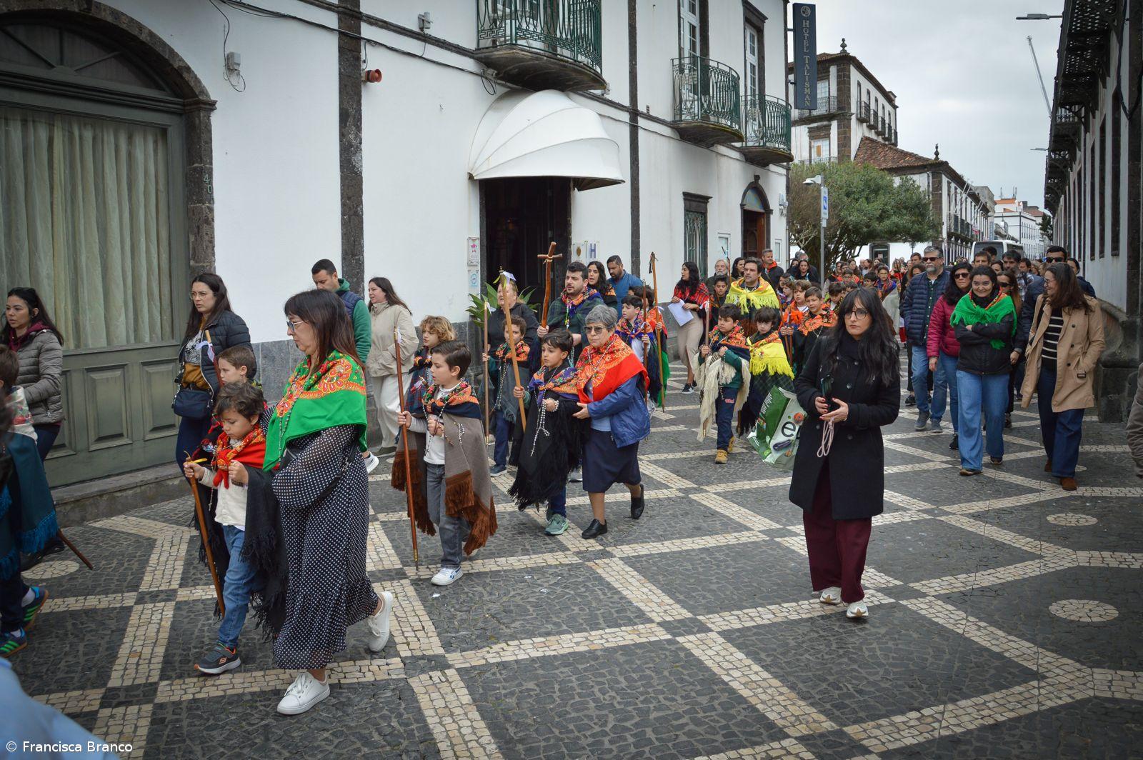 Crianças do Colégio São Francisco Xavier em Romaria (Com fotos) – Imagem 1