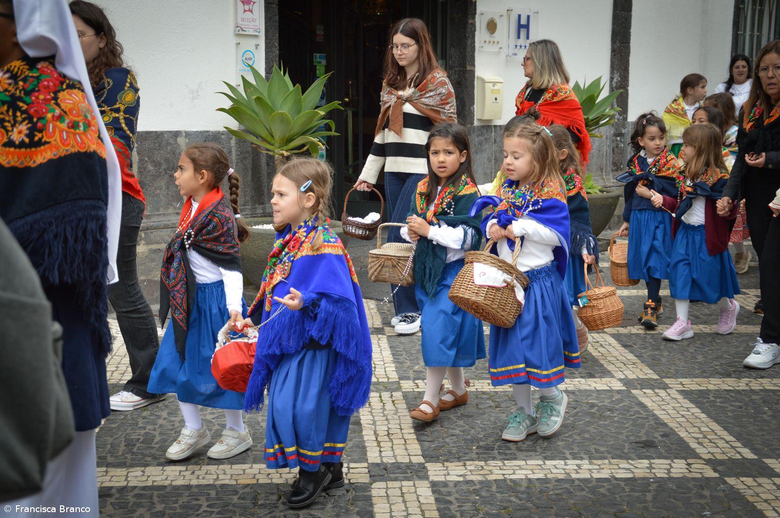 Crianças do Colégio São Francisco Xavier em Romaria (Com fotos) – Imagem 2