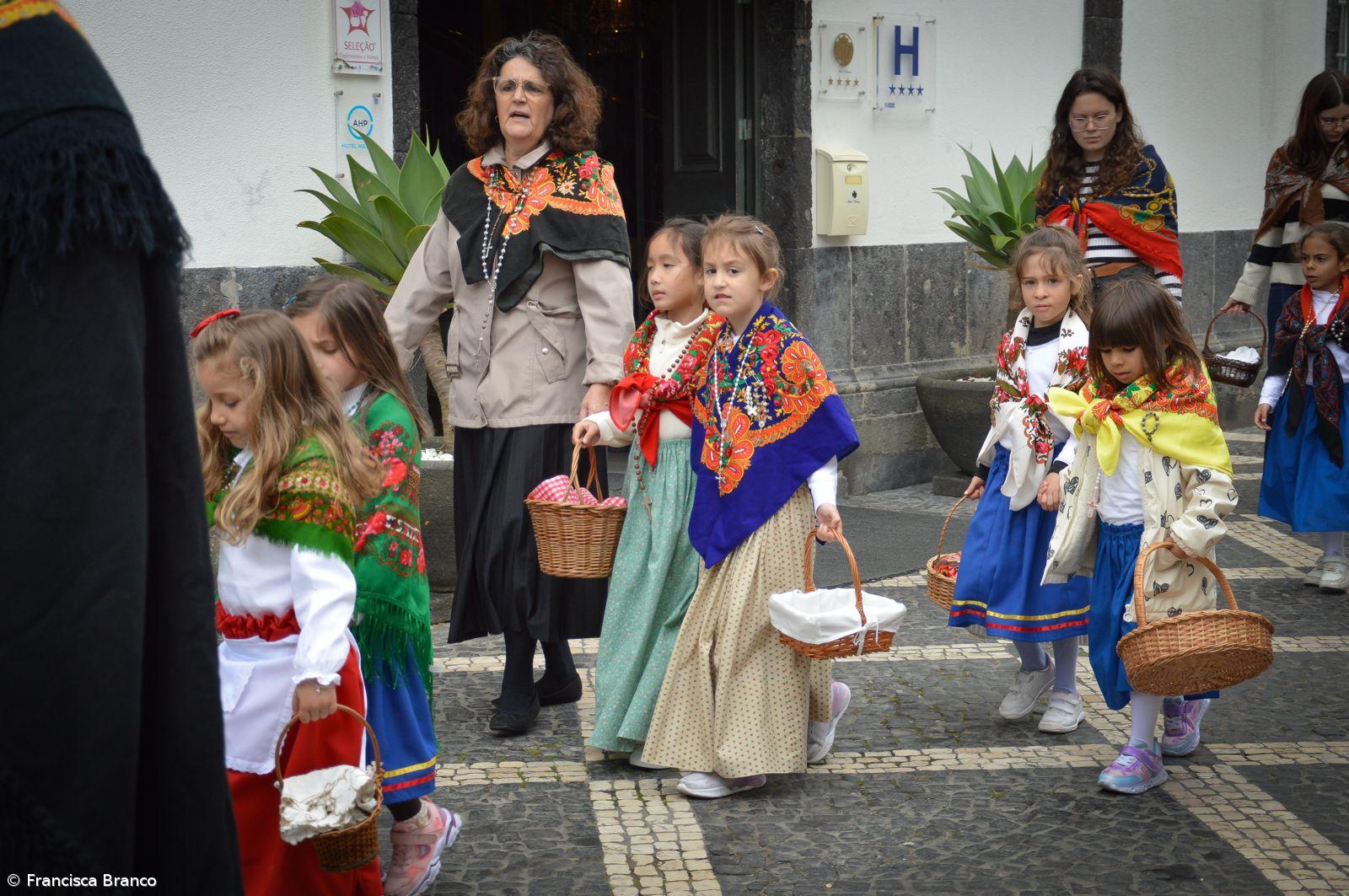 Crianças do Colégio São Francisco Xavier em Romaria (Com fotos) – Imagem 3
