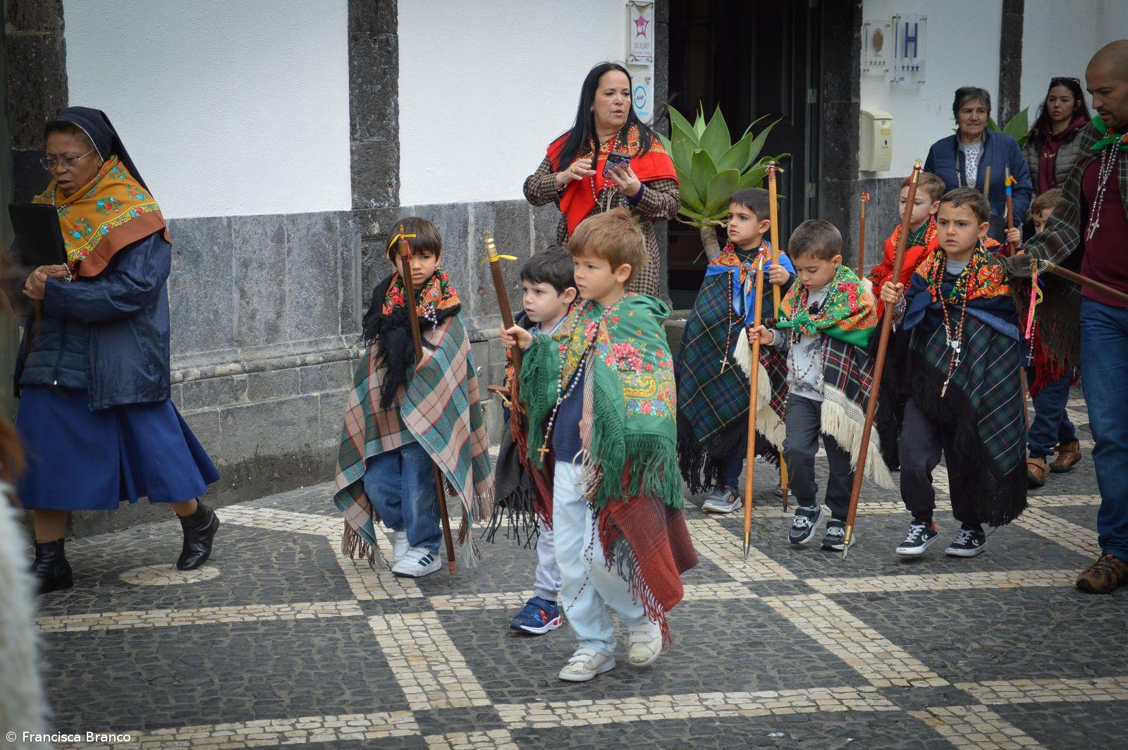 Crianças do Colégio São Francisco Xavier em Romaria (Com fotos) – Imagem 5
