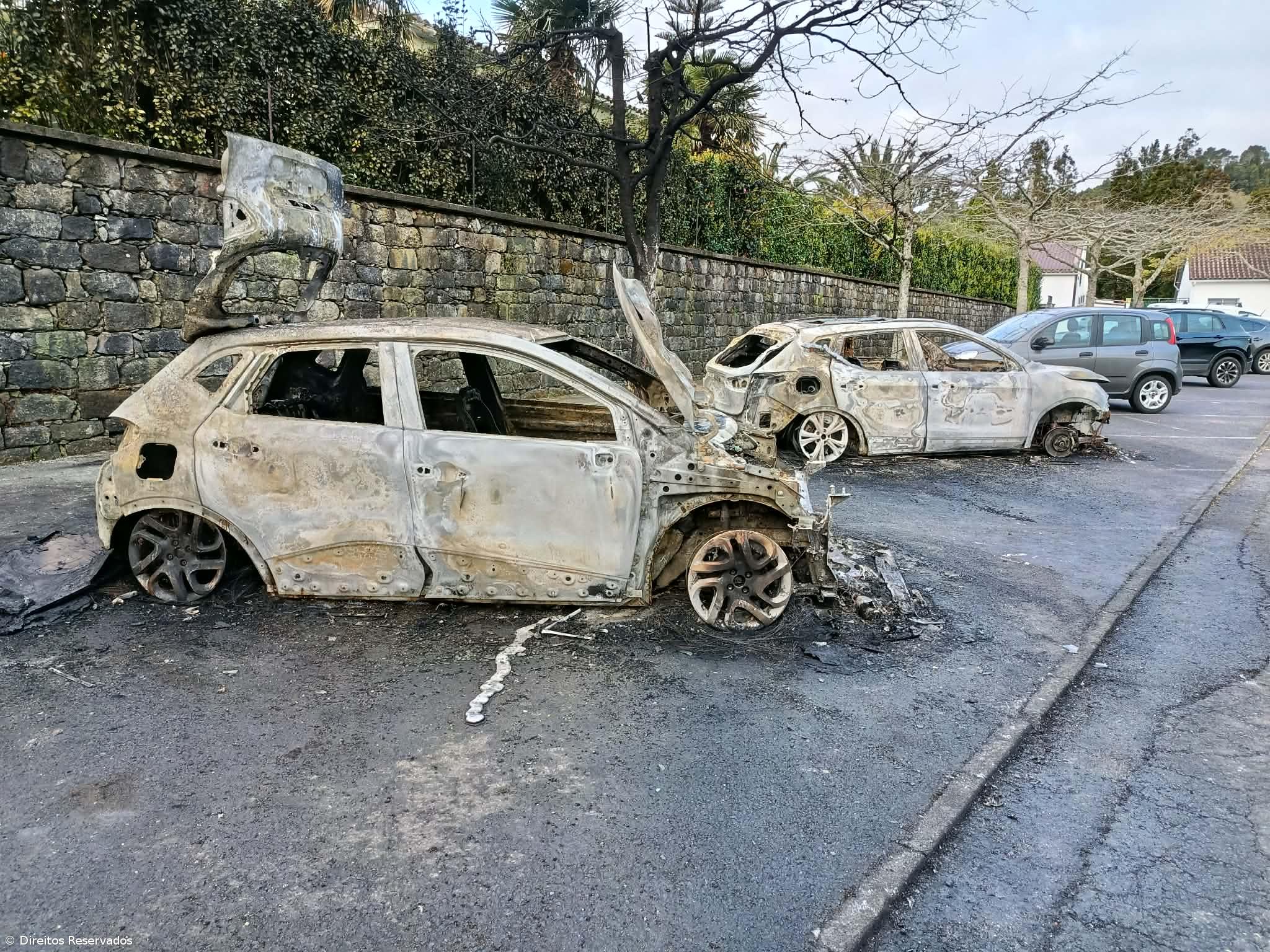 Dois carros incendiados nas Furnas durante a madrugada – Imagem 1