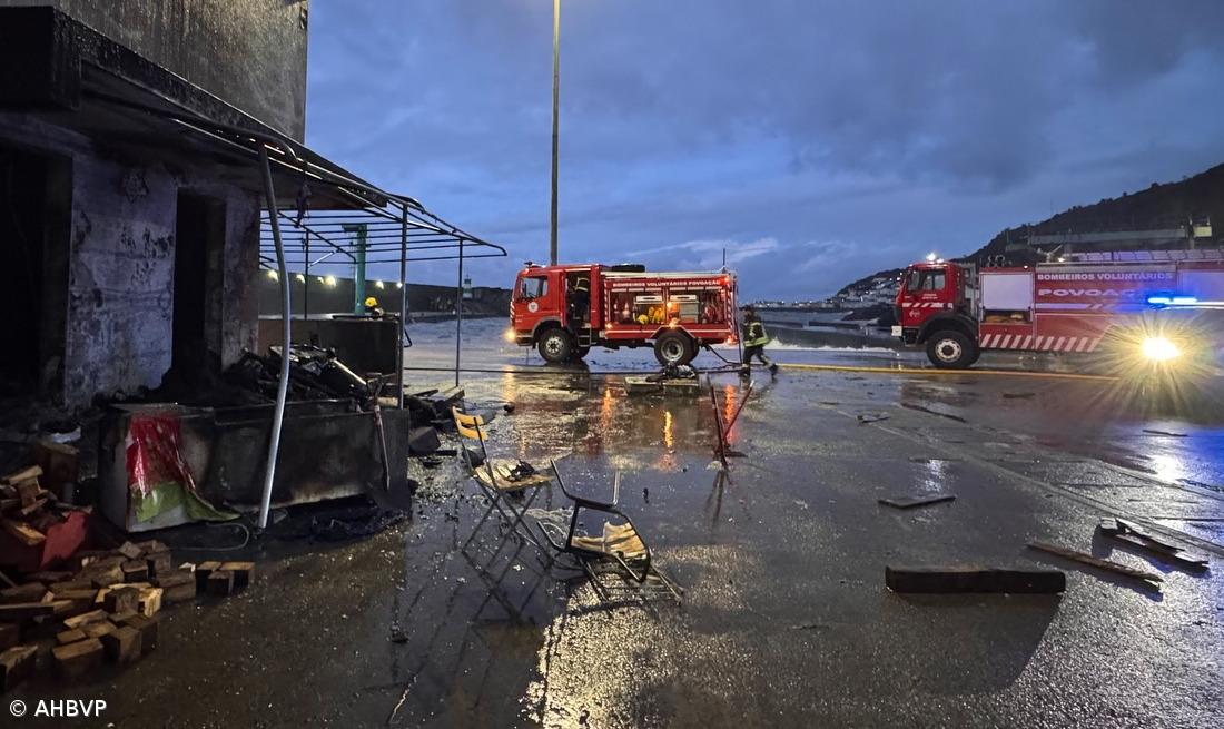 Incêndio destrói casas de aprestos na Ribeira Quente e faz um ferido – Imagem 1
