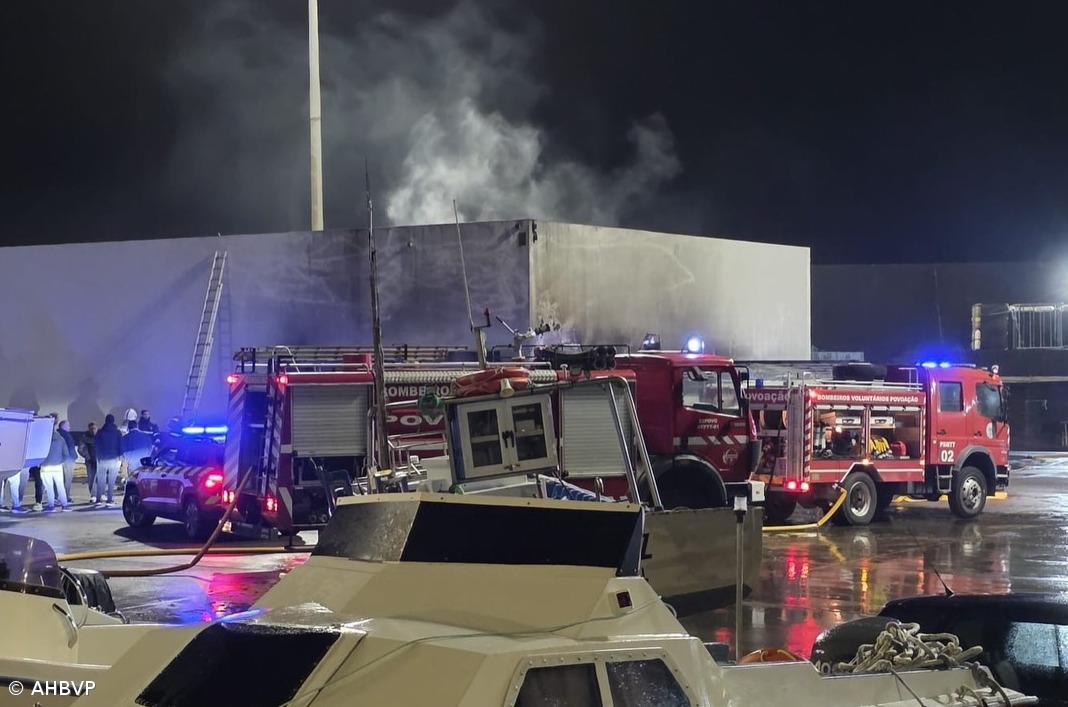 Incêndio destrói casas de aprestos na Ribeira Quente e faz um ferido – Imagem 2