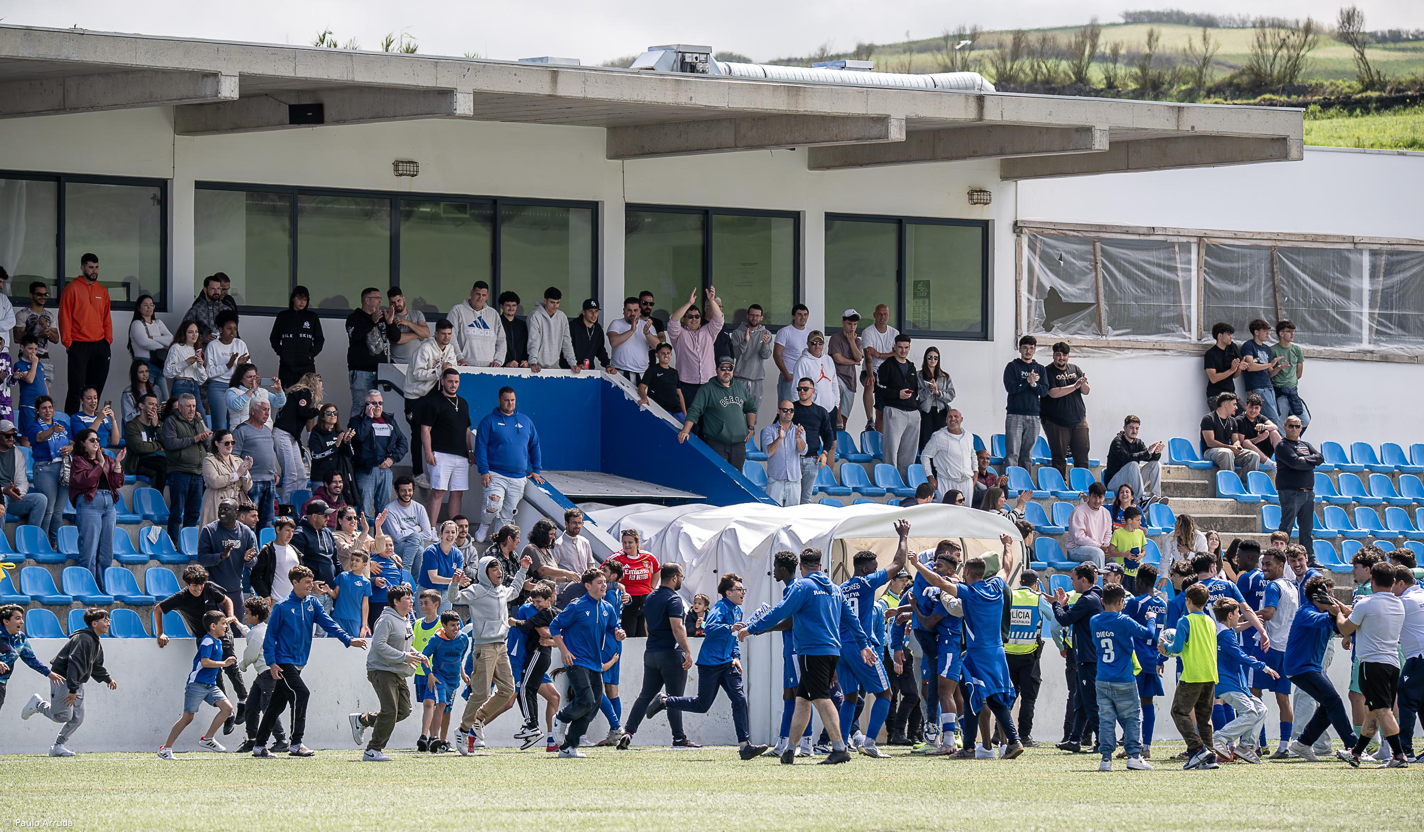 Rabo de Peixe festeja a manutenção com empate – Imagem 1