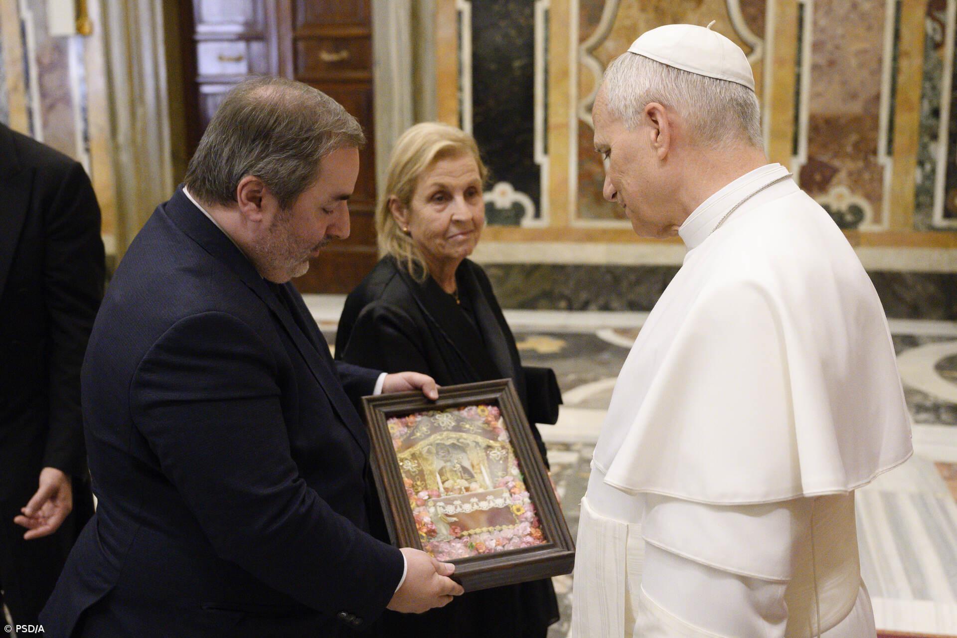 Eurodeputado do PSD entrega registo do Senhor Santo Cristo dos Milagres ao Papa – Imagem 1