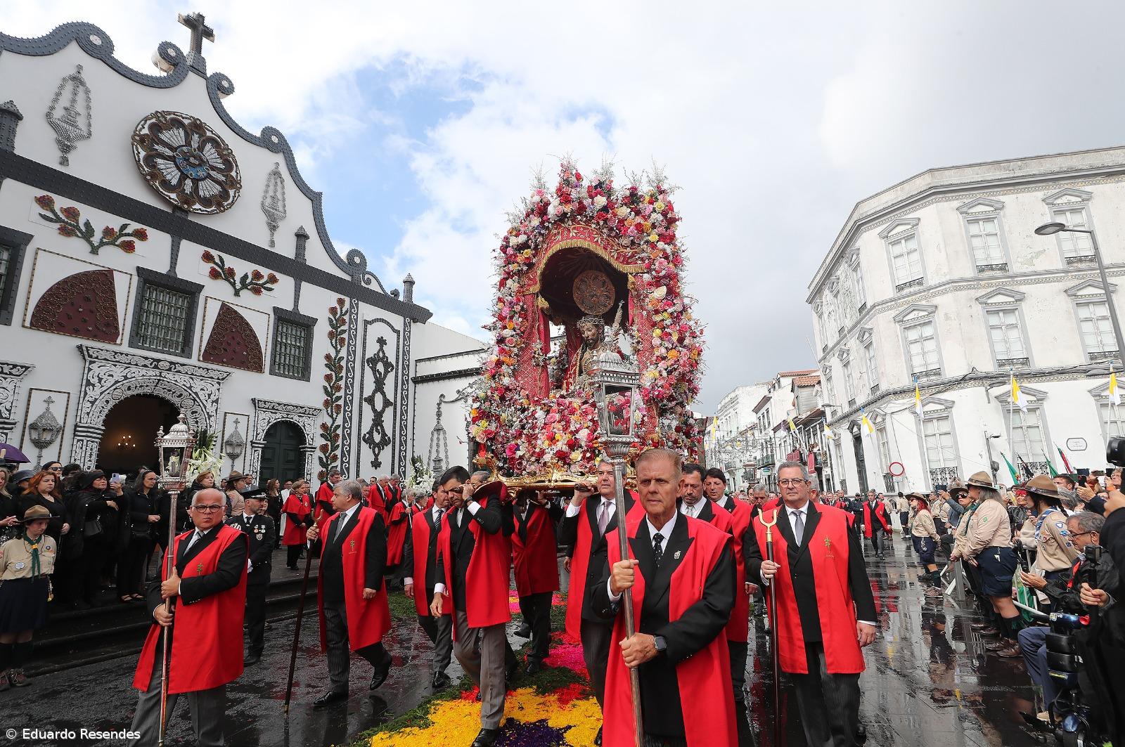“Vão porque o Senhor os chama”: milhares na procissão do Senhor Santo Cristo – Imagem 1