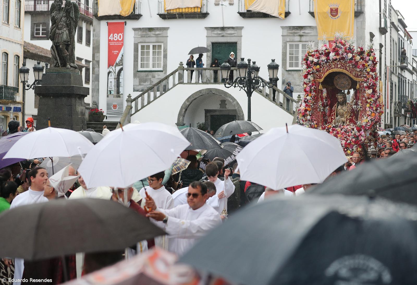 “Vão porque o Senhor os chama”: milhares na procissão do Senhor Santo Cristo – Imagem 2