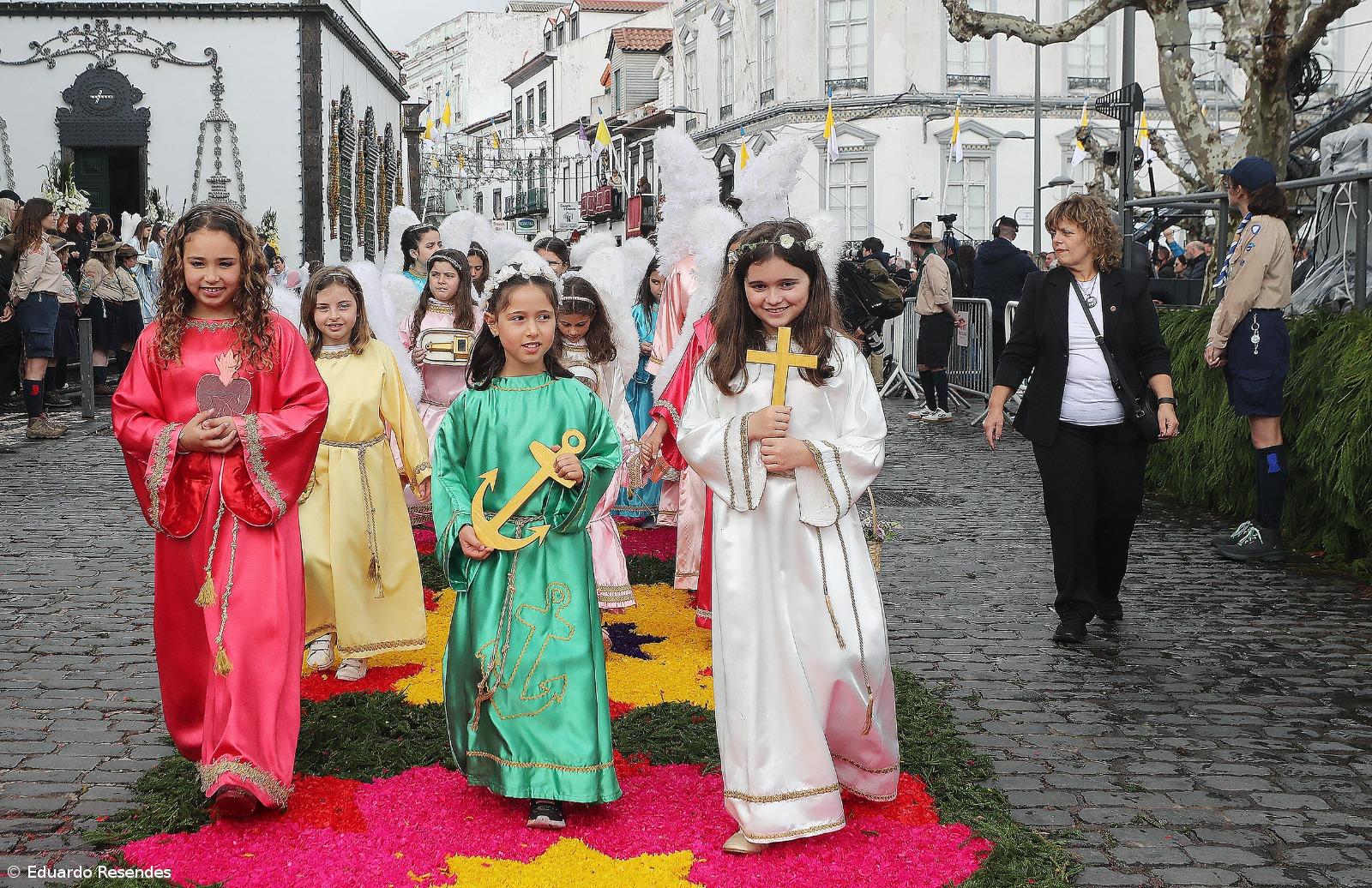 “Vão porque o Senhor os chama”: milhares na procissão do Senhor Santo Cristo – Imagem 3