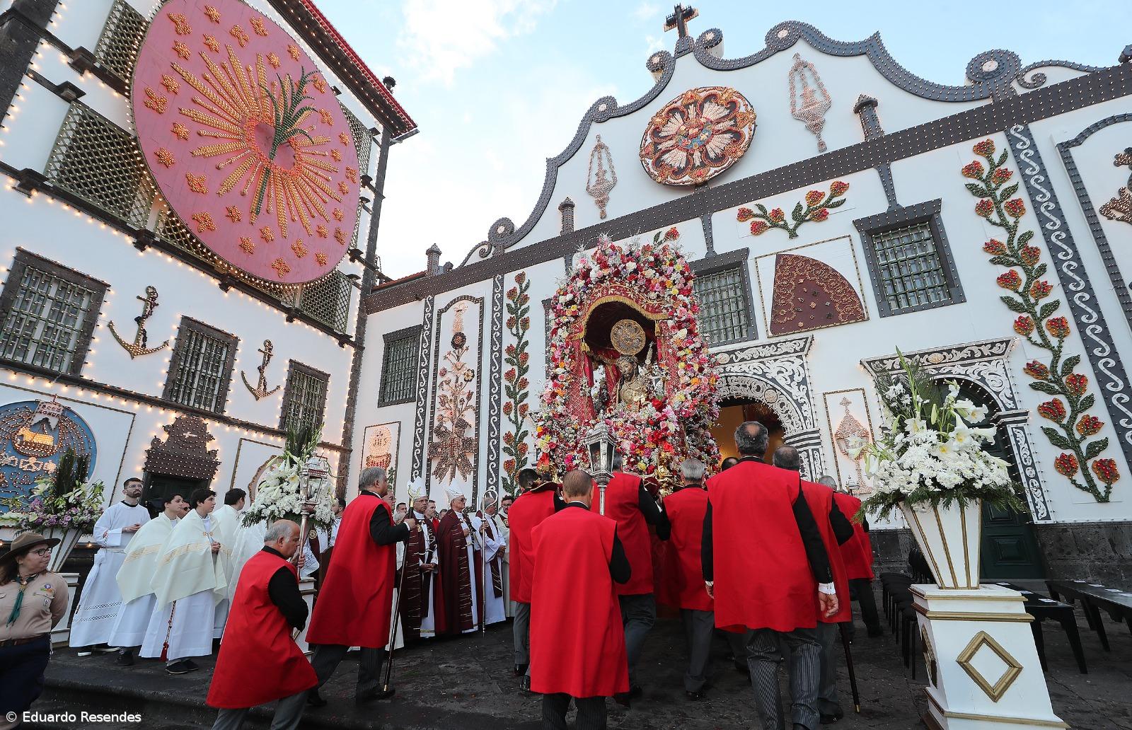 “Vão porque o Senhor os chama”: milhares na procissão do Senhor Santo Cristo – Imagem 5