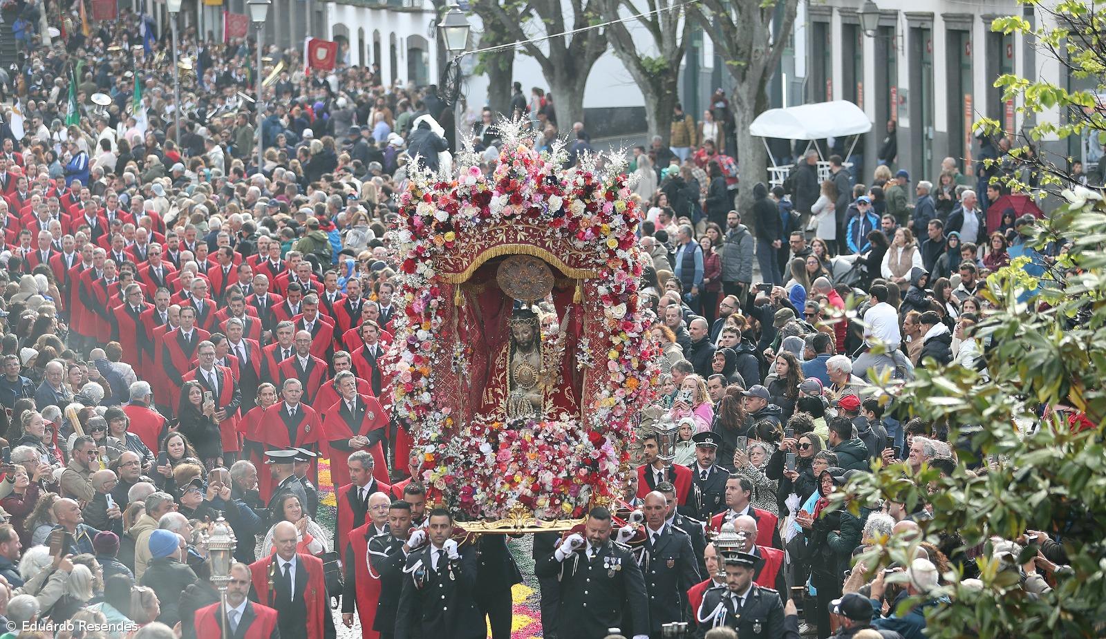 “Vão porque o Senhor os chama”: milhares na procissão do Senhor Santo Cristo – Imagem 6