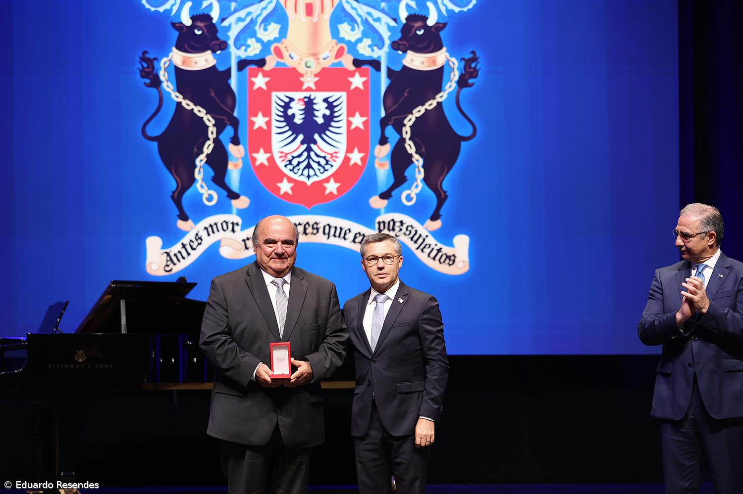 Personalidades e instituições distinguidas com as insígnias honoríficas açorianas – Imagem 10