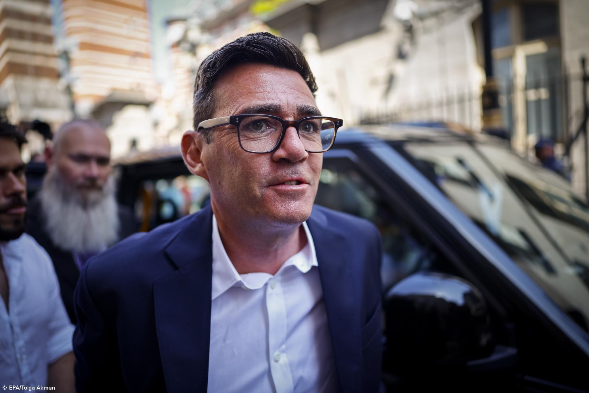 Andy Burnham toma posse como deputado no parlamento britânico – Imagem 1