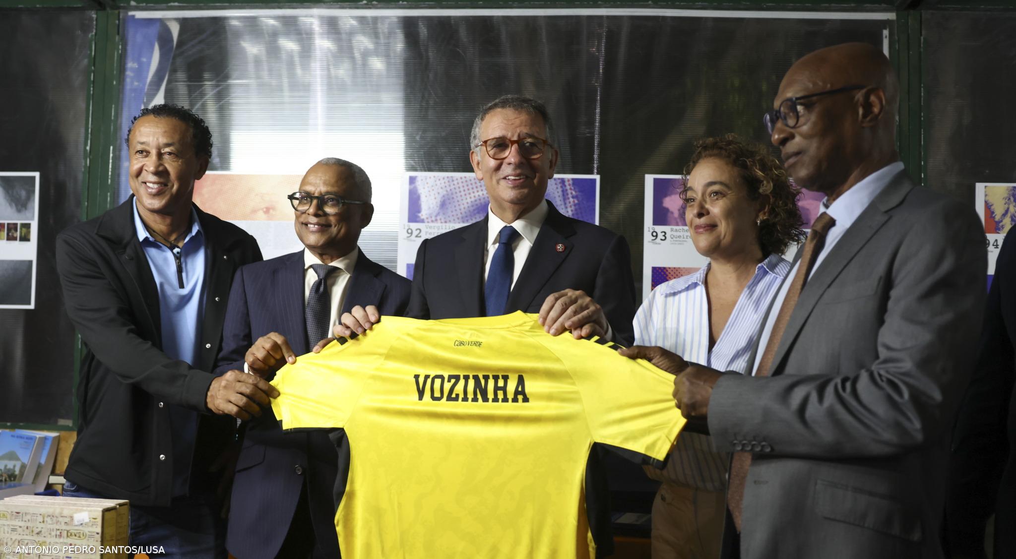 Selecionador dos Tubarões Azuis surpreende Seguro com camisola de Vozinha – Imagem 1