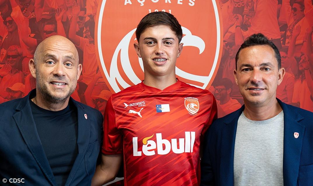 Manuel Ribeiro assina contrato profissional pelo Santa Clara  – Imagem 1