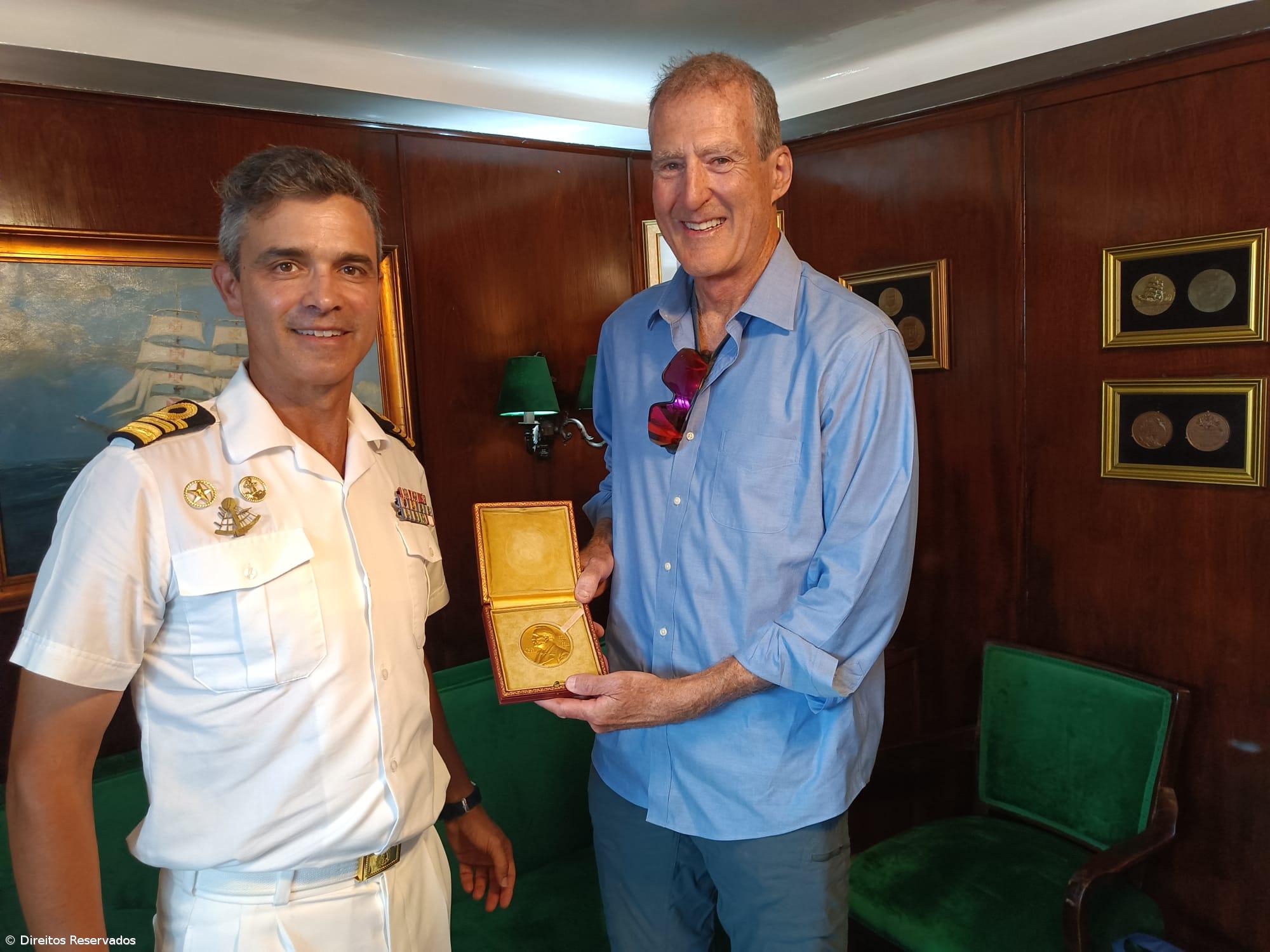 Medalha de Craig Mello a bordo do navio-escola Sagres – Imagem 3