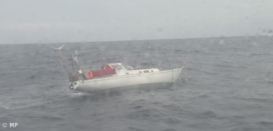 Marinha coordena resgate de tripulantes de veleiro a nordeste de São Miguel – Imagem 1