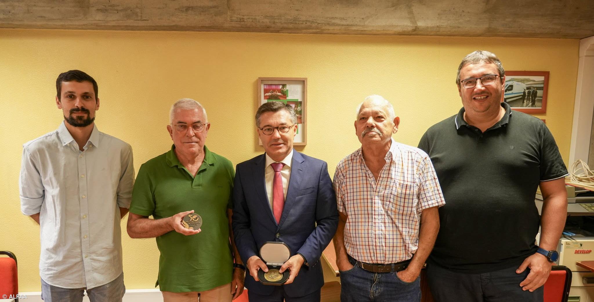 Presidente do Parlamento entrega medalha dos 50 Anos da Autonomia aos bombeiros – Imagem 1