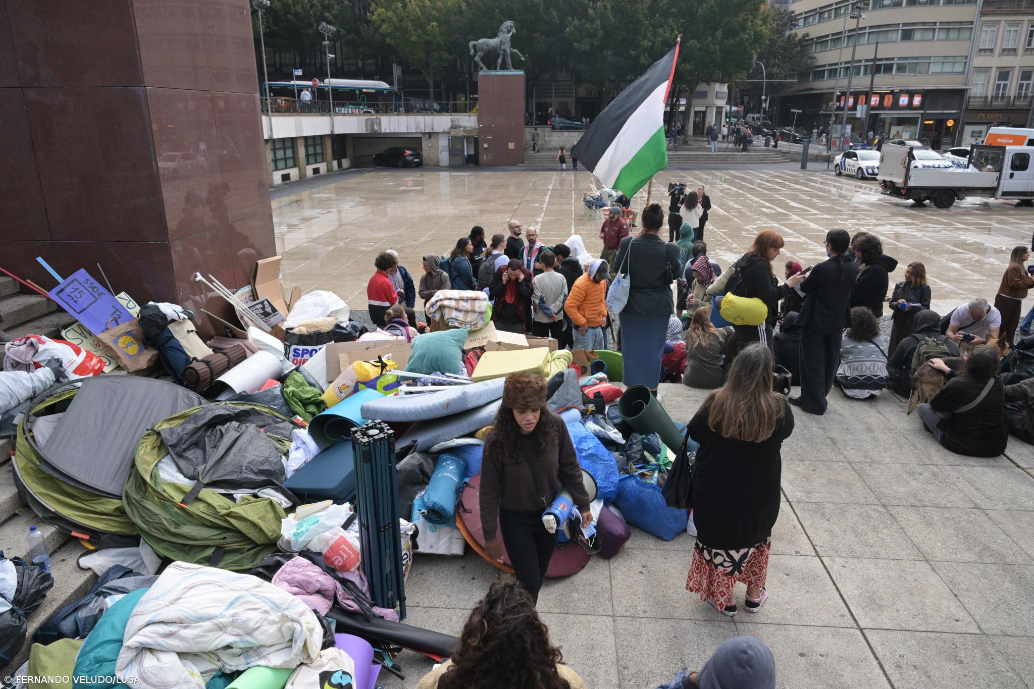 Acampamento na praça ocupava indevidamente o espaço público – Imagem 1