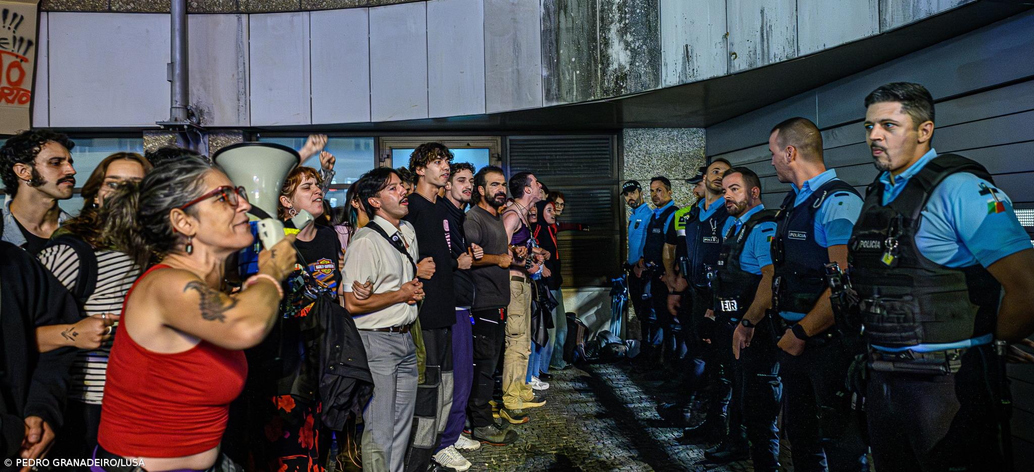 PSP justifica atuação na Praça D. João I no Porto com "comportamentos de resistência"  – Imagem 1
