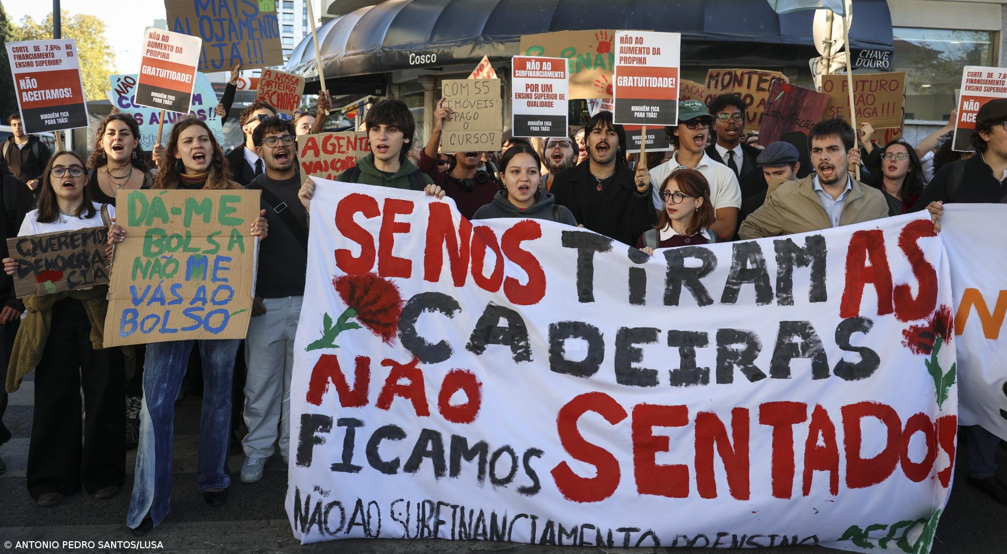 Mais de uma centena de estudantes concentrados em Lisboa contra descongelamento das propinas – Imagem 1