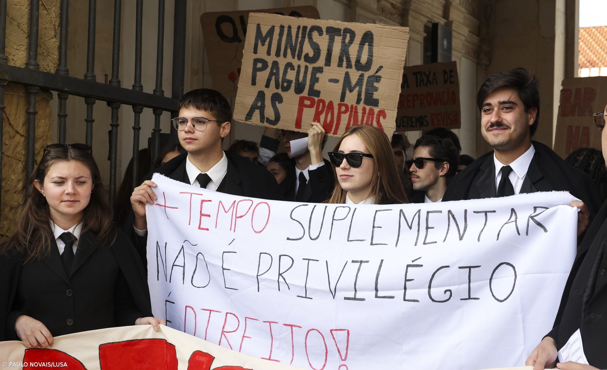 Estudantes da Universidade de Coimbra contra redução de tempo para exames  – Imagem 1