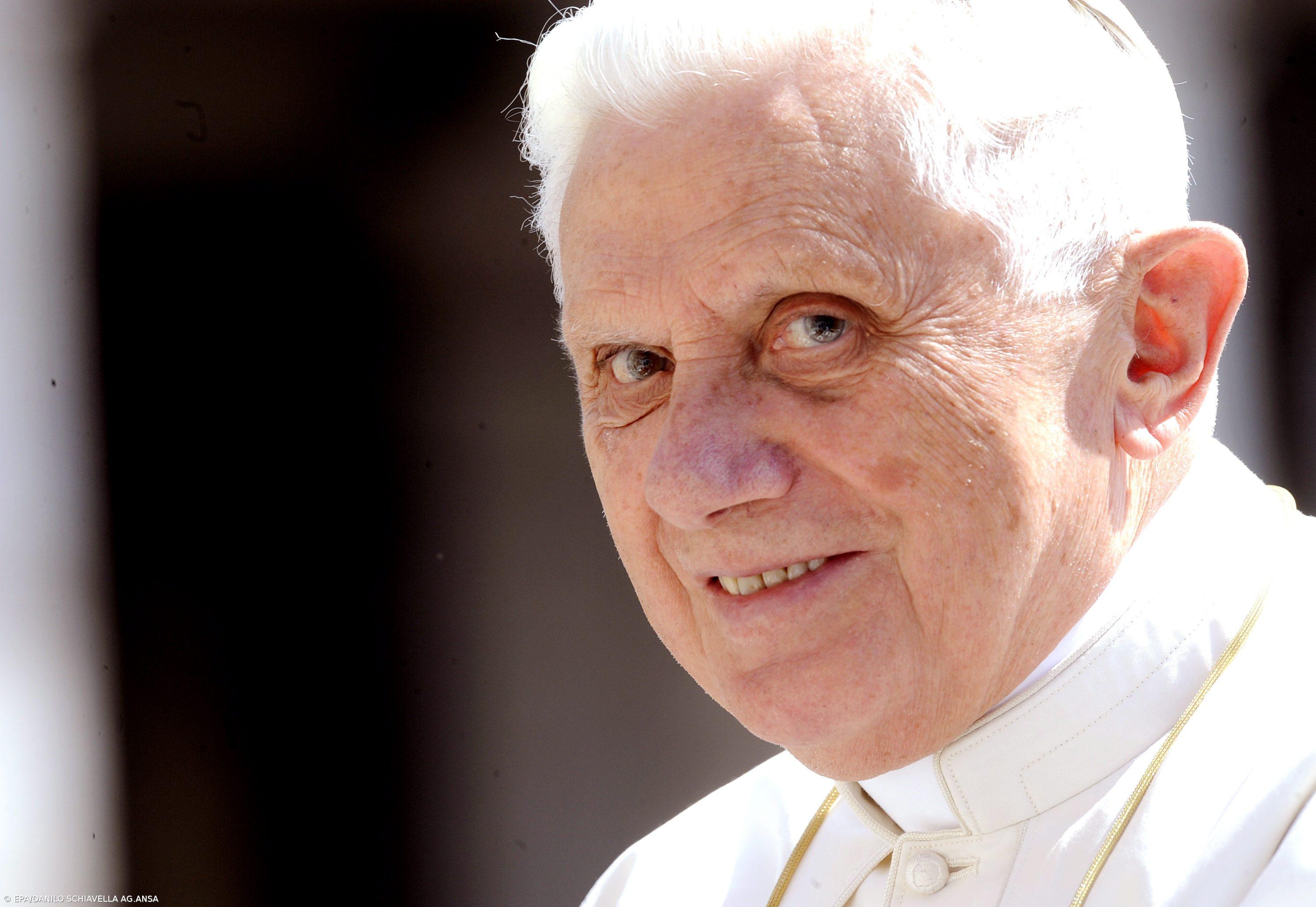 Papa pede orações pelo antecessor a milhares na Praça de São Pedro – Imagem 1