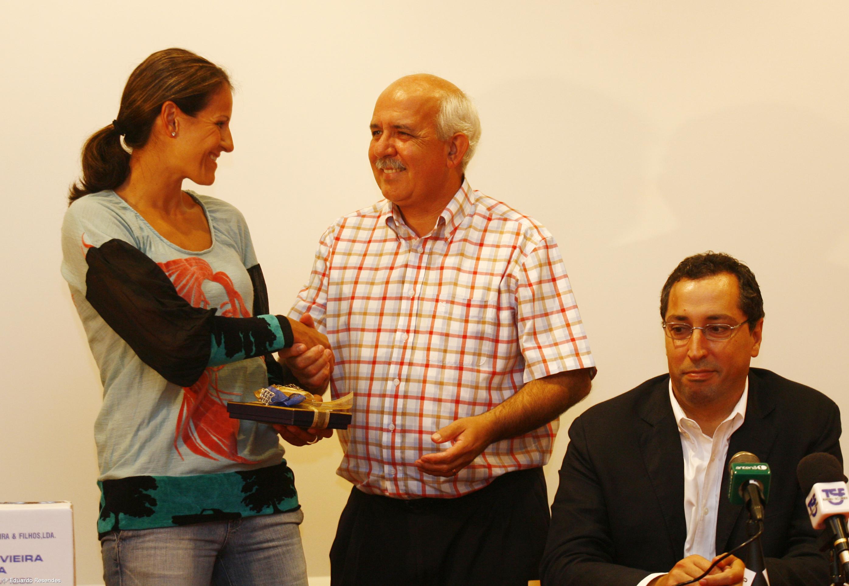 Lagoa presta homenagem à campeã Ticha Penicheiro – Imagem 1