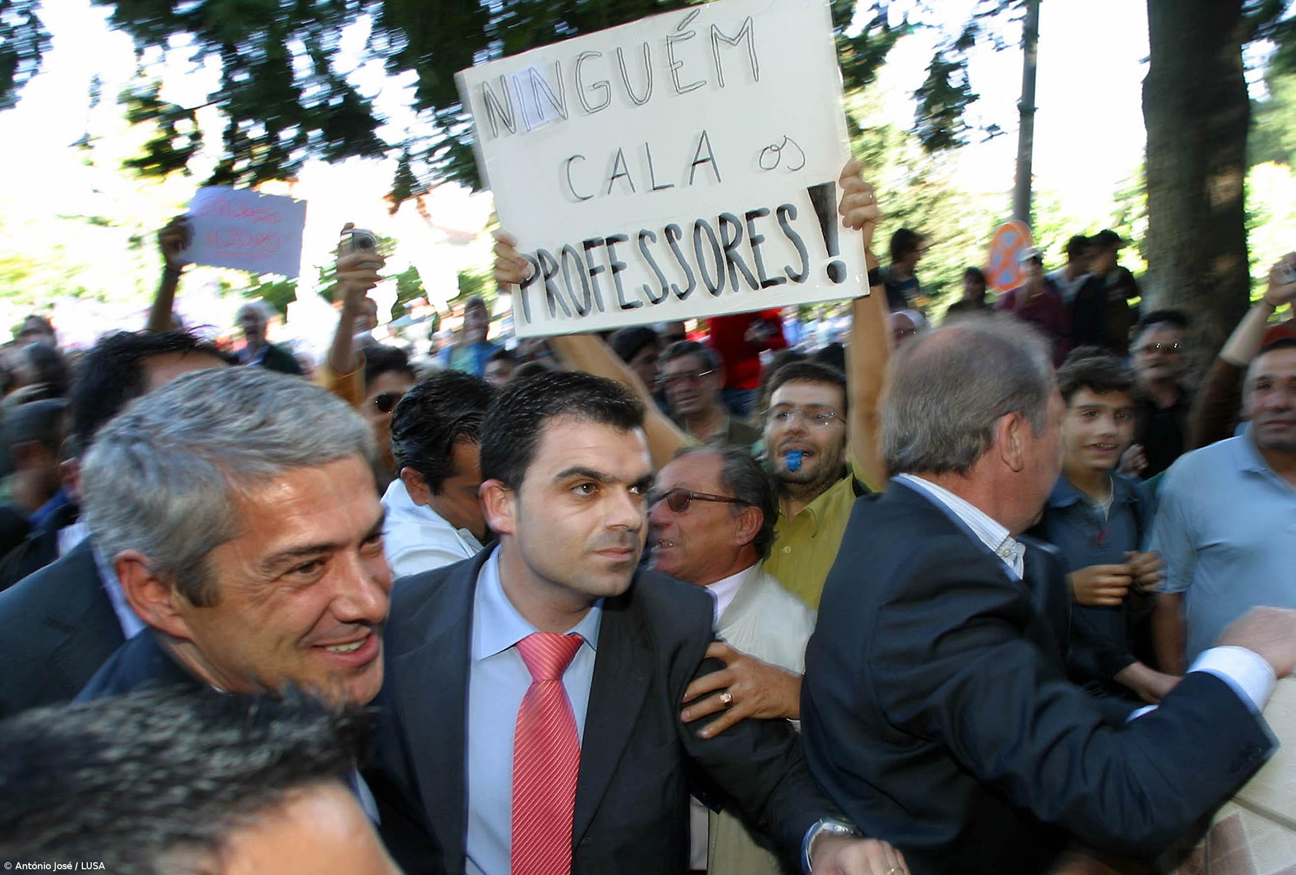 José Sócrates recebido com apupos no "regresso à escola" – Imagem 1