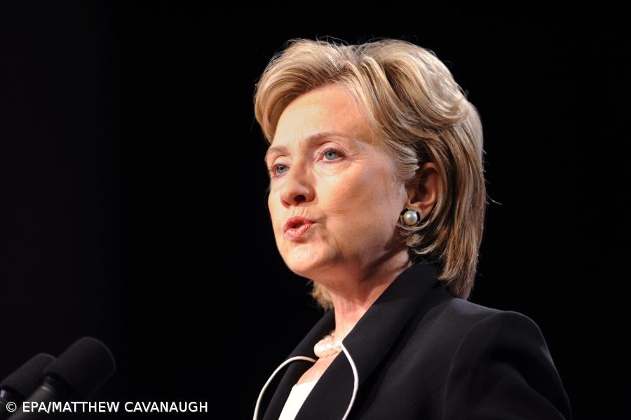 Clinton diz que ameaça de Trump sobre acordo nuclear com Irão é "perigosa" – Imagem 1