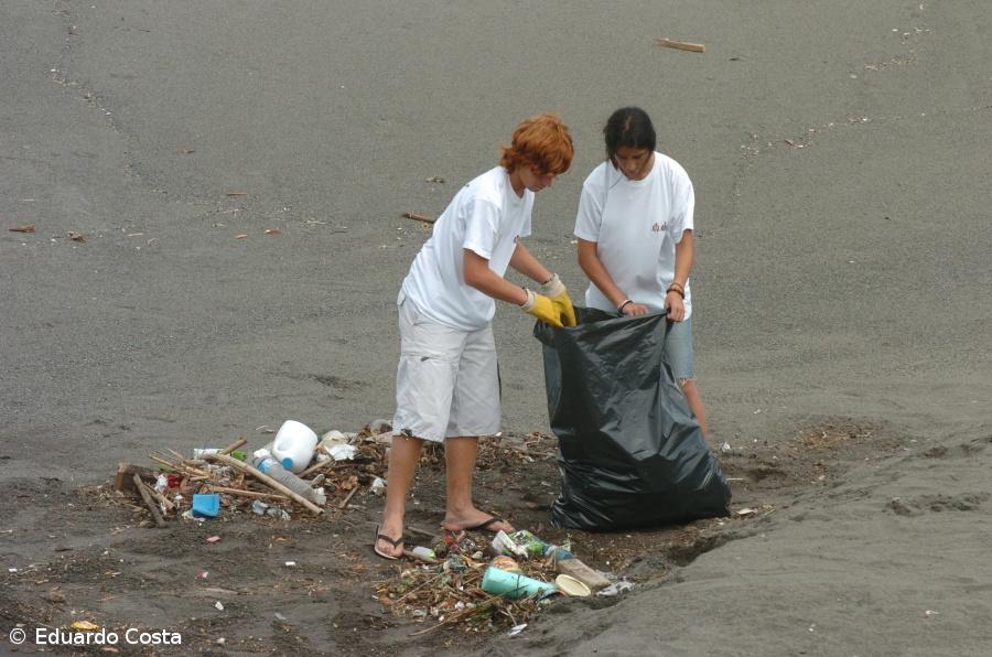 Comportamentos estão a mudar mas o plástico ainda não desapareceu das praias – Imagem 1