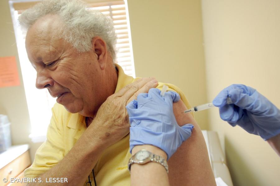 Mais de 200 mil pessoas com mais de 65 anos vacinaram-se contra a gripe na primeira semana – Imagem 1
