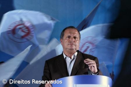 Carlos César critica governo por pensar demais no calendário eleitoral – Imagem 1