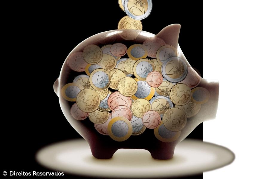 Taxa de poupança das famílias caiu para 9,7% no 3.º trimestre  – Imagem 1