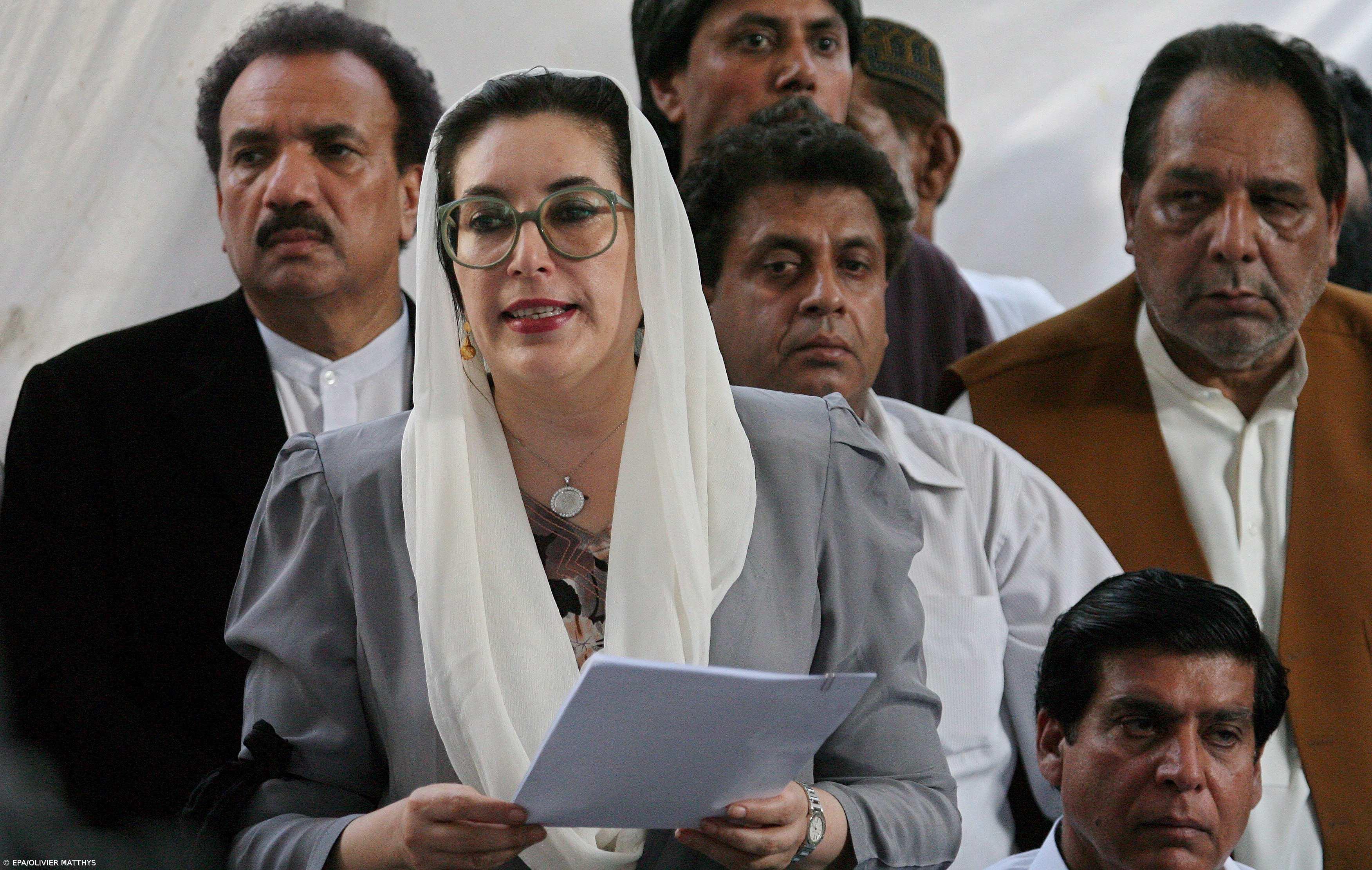 Benazir Bhutto colocada em prisão domiciliária – Imagem 1