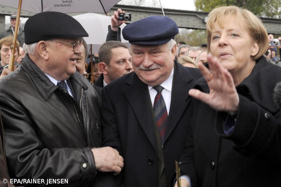 Merkel, Walesa e Gorbatchov atravessam Muro de Berlim – Imagem 1