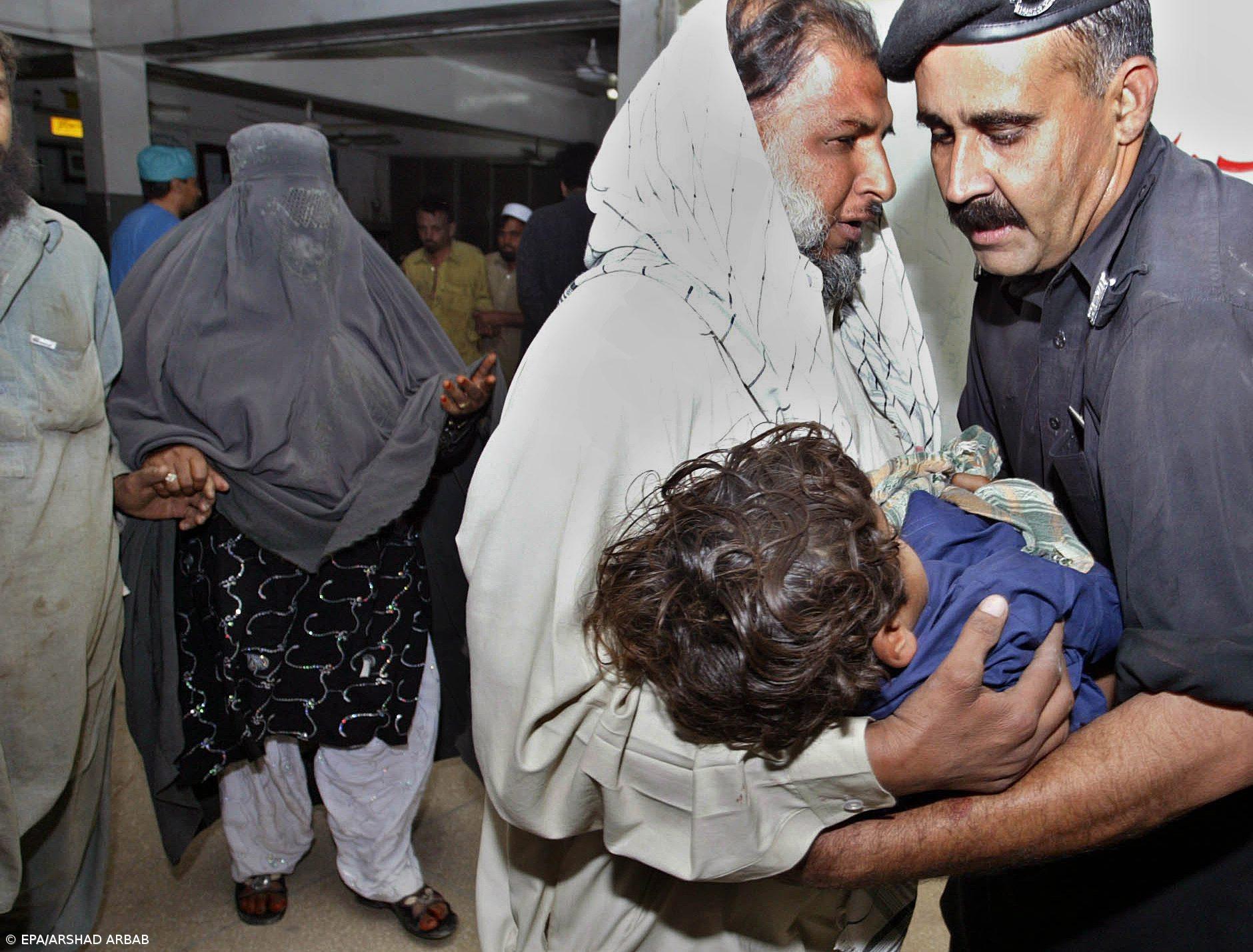 Pelo menos 18 mortos em atentado perto de Peshawar  – Imagem 1