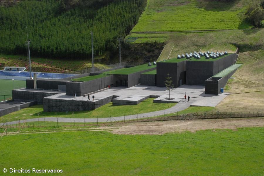 Perdão de dívida permite à Câmara da Povoação comprar piscinas cobertas e campo de futebol a preço de saldo – Imagem 1