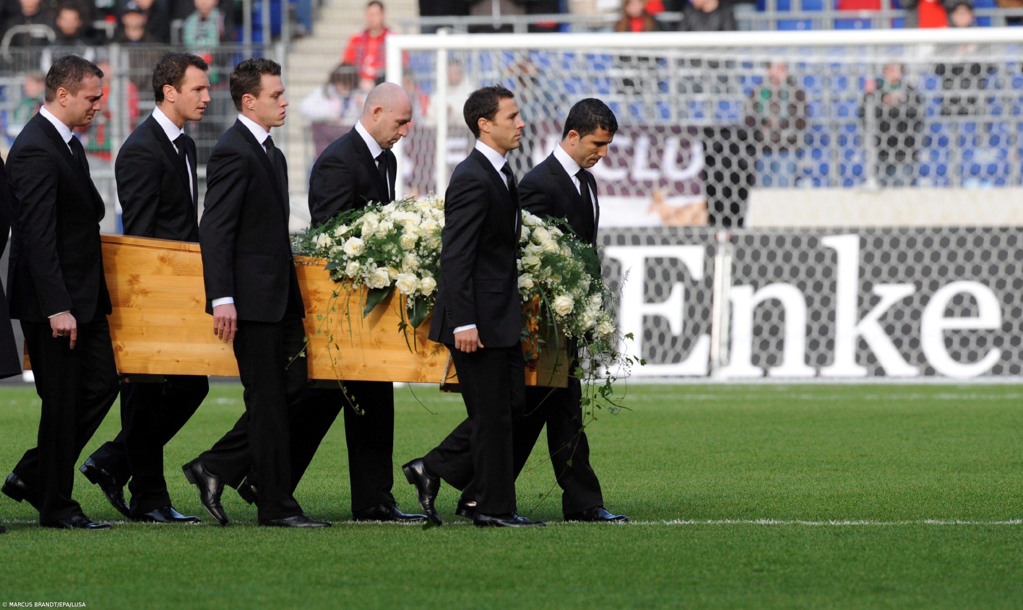 50 mil pessoas prestaram homenagem ao ex-guarda-redes do Benfica – Imagem 1