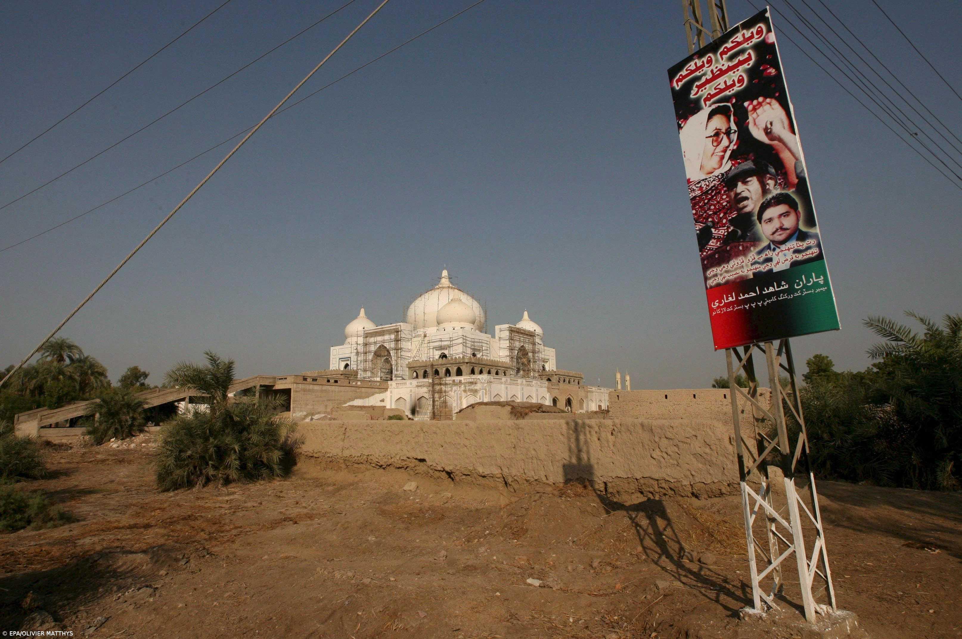 Dois bombistas suicidas estão na origem de ataque a Benazir Bhutto – Imagem 1