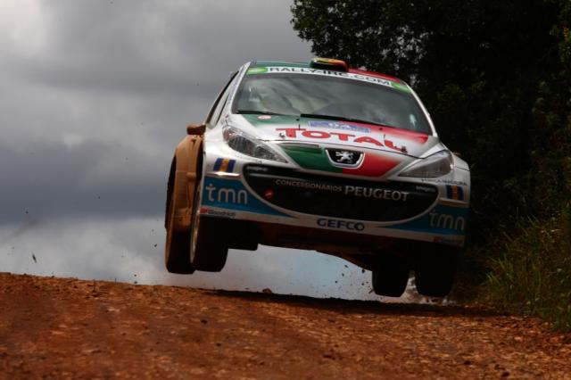 Magalhães mantém-se firme no comando do "SATA"